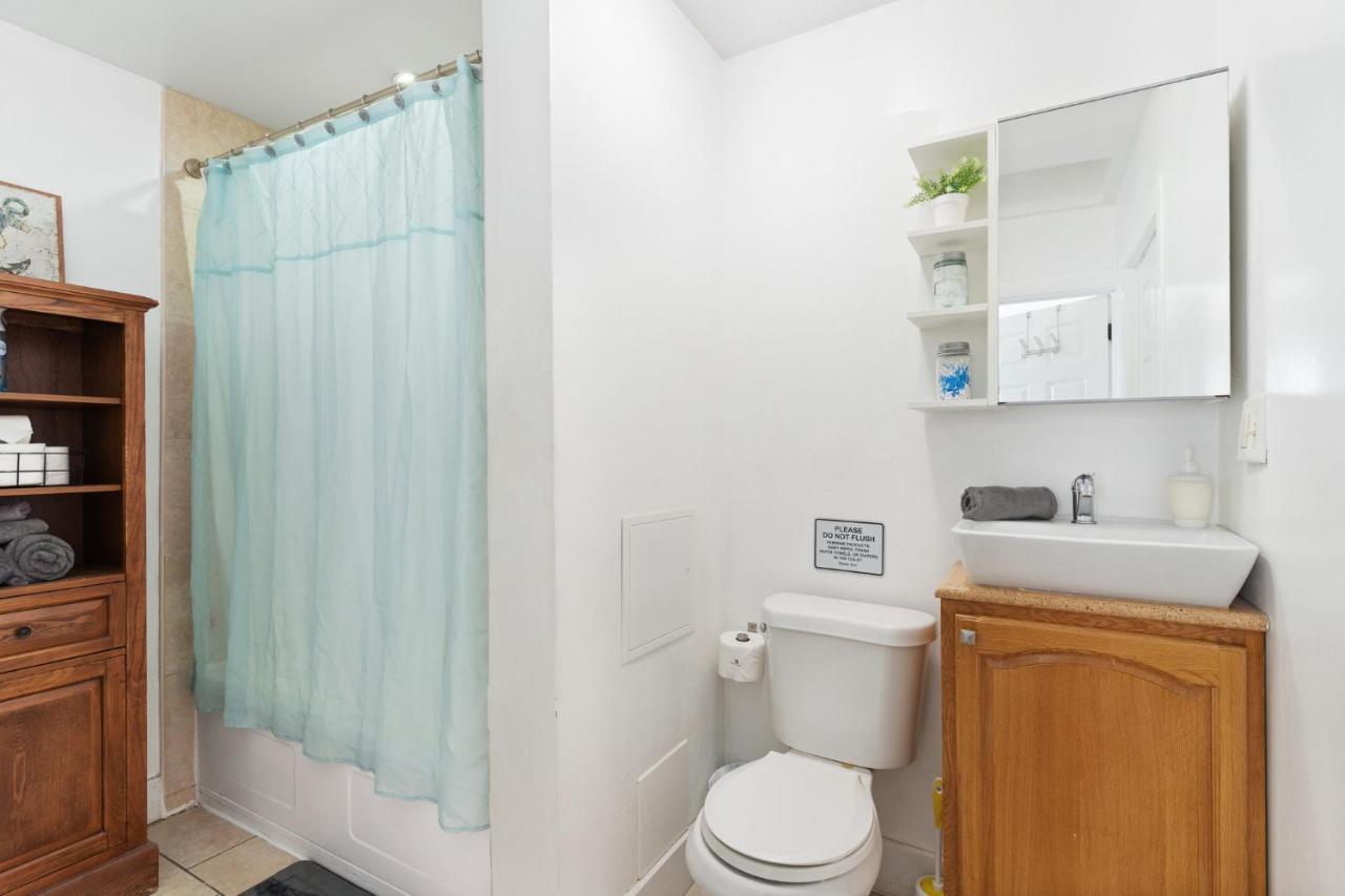 Four Different Options At One Great Location-- 1 - Spacious 3 Bed 2 Bath House Or 2- 2Nd Floor 2 Bed 1 Bath Guesthouse Or 3- 1St Floor Studio Or 3- A Tiny Home Rv Tampa Dış mekan fotoğraf