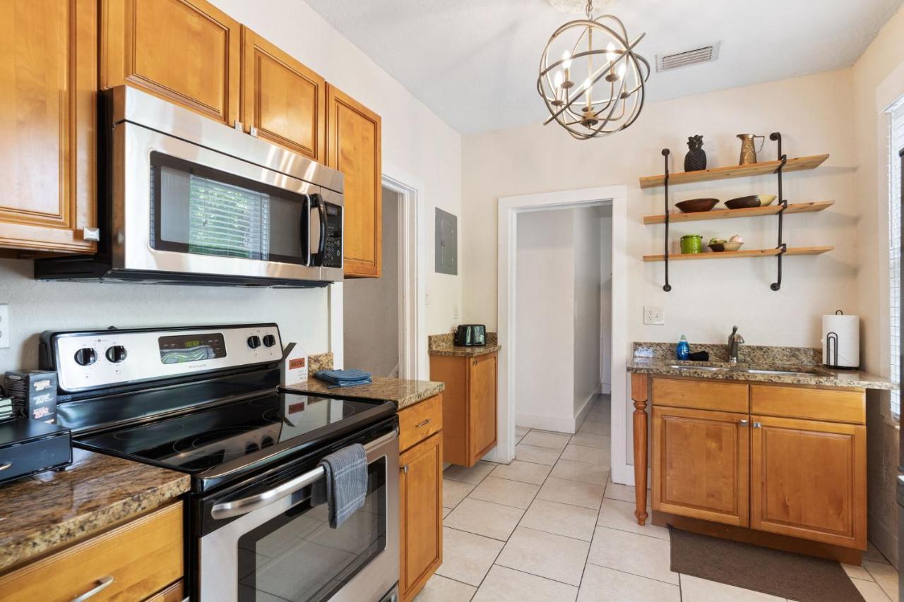 Four Different Options At One Great Location-- 1 - Spacious 3 Bed 2 Bath House Or 2- 2Nd Floor 2 Bed 1 Bath Guesthouse Or 3- 1St Floor Studio Or 3- A Tiny Home Rv Tampa Dış mekan fotoğraf