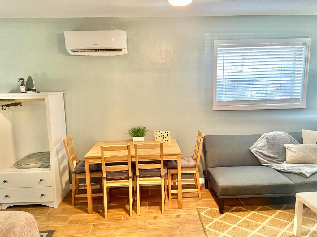 Four Different Options At One Great Location-- 1 - Spacious 3 Bed 2 Bath House Or 2- 2Nd Floor 2 Bed 1 Bath Guesthouse Or 3- 1St Floor Studio Or 3- A Tiny Home Rv Tampa Dış mekan fotoğraf